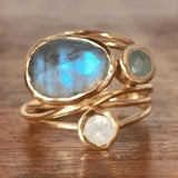 Anello vintage con pietra di luna blu incastonata