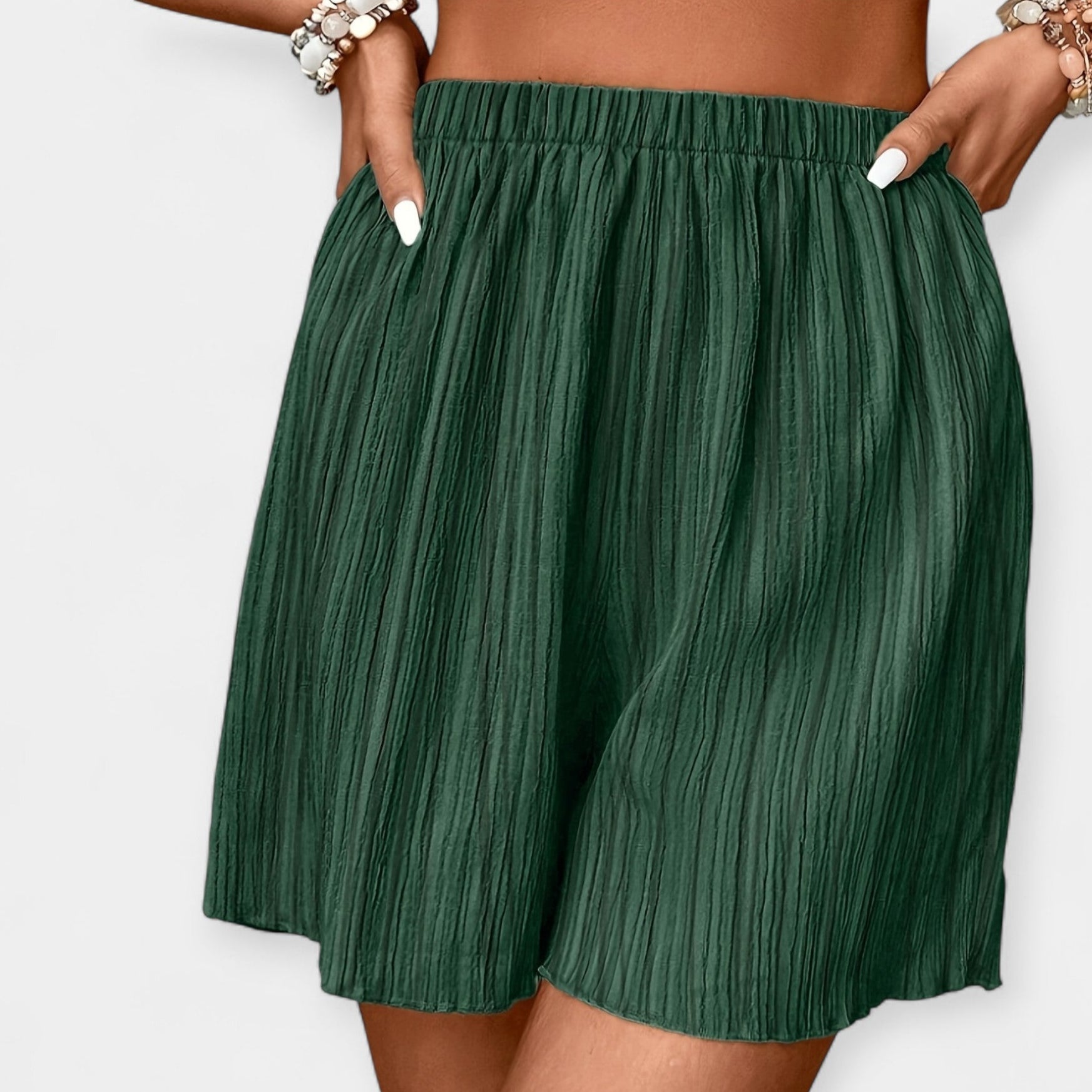 Nina - Shorts di stile con pieghe frontali