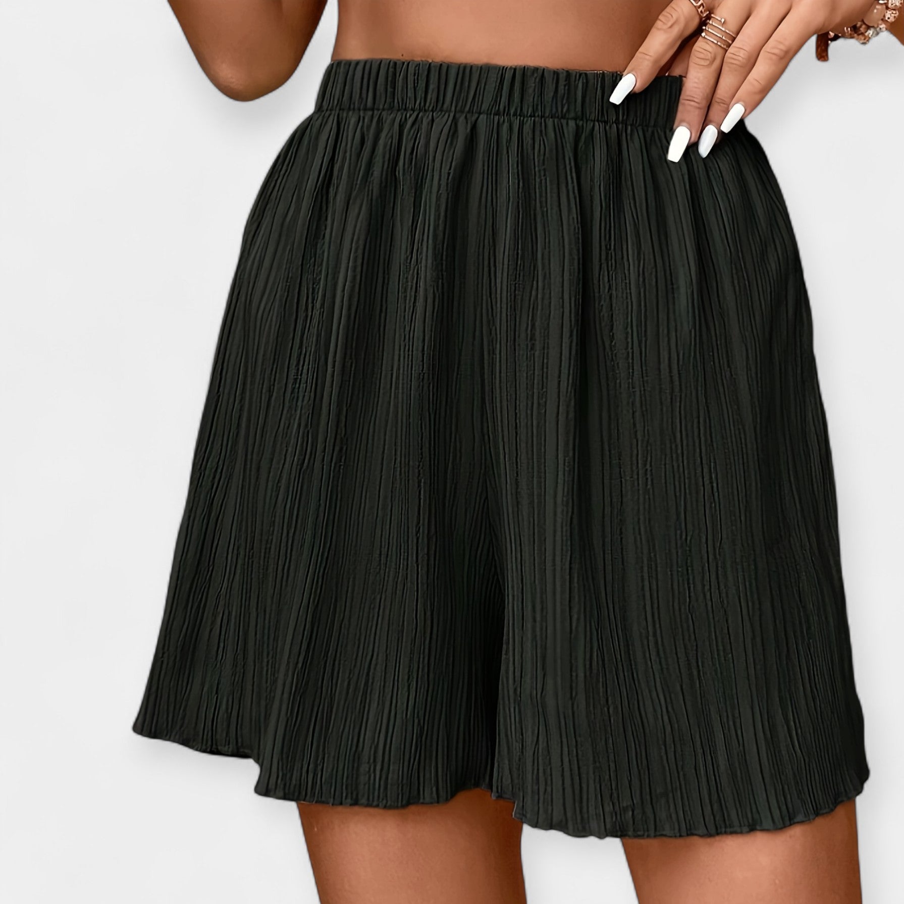 Nina - Shorts di stile con pieghe frontali