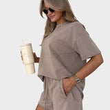 Completo casual con t-shirt e pantaloni jogger